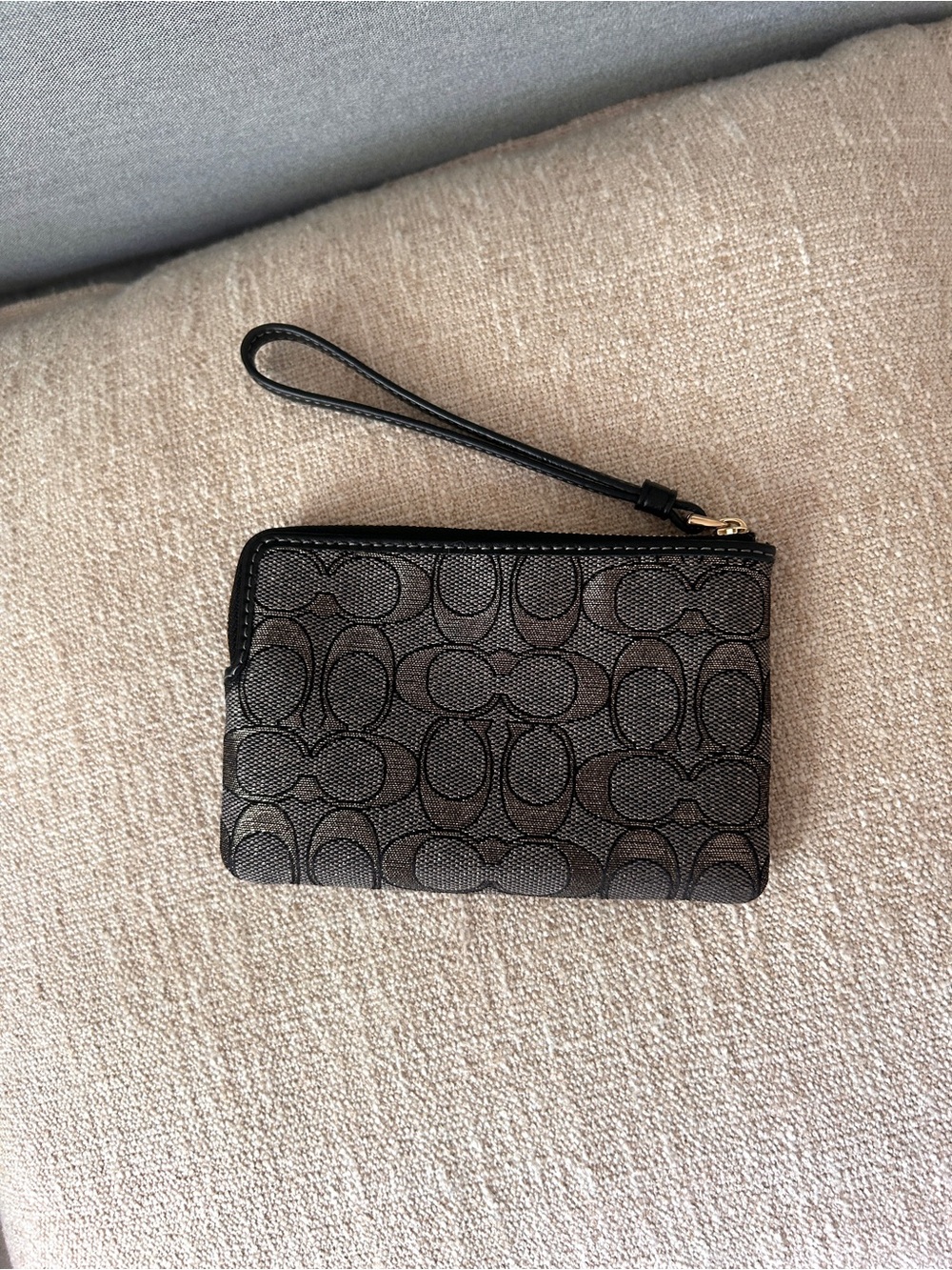 NWT✨Coach Corner Zip Wristlet
In Signature Jacquard CCL22 Shiny Charcoal Gold - Picture 4 of 7